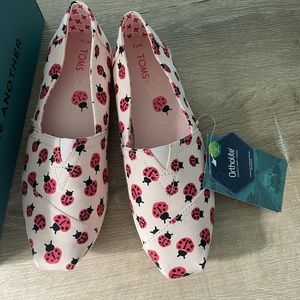 NWT Toms shoes - Ladybug print